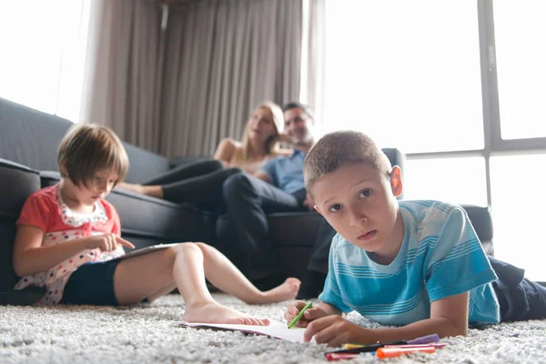 Jeune couple passe du temps avec les enfants — Photo