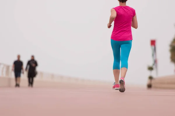 Frau läuft auf der Promenade — Stockfoto