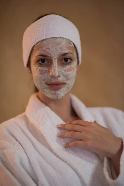 Spa vrouw gezichtsmasker toe te passen — Stockfoto