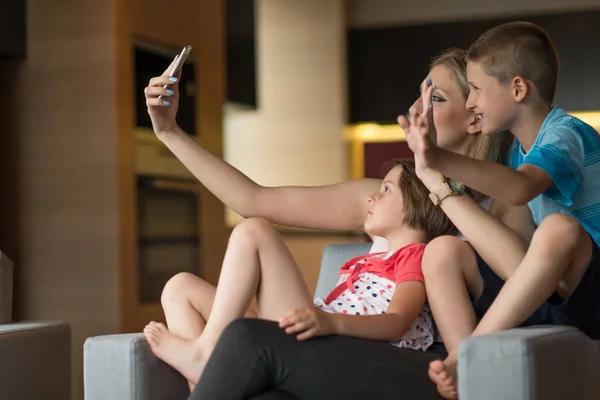 Gelukkig Gezin Zittend Bank Met Behulp Van Mobiele Telefoon Voor — Stockfoto