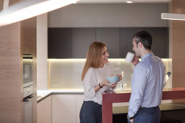 Una pareja joven se está preparando para un trabajo y usando una computadora portátil —  Fotos de Stock