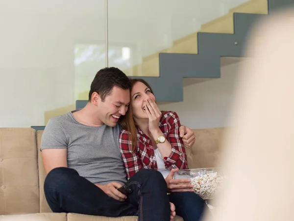 Jovem casal bonito desfrutando de tempo livre — Fotografia de Stock