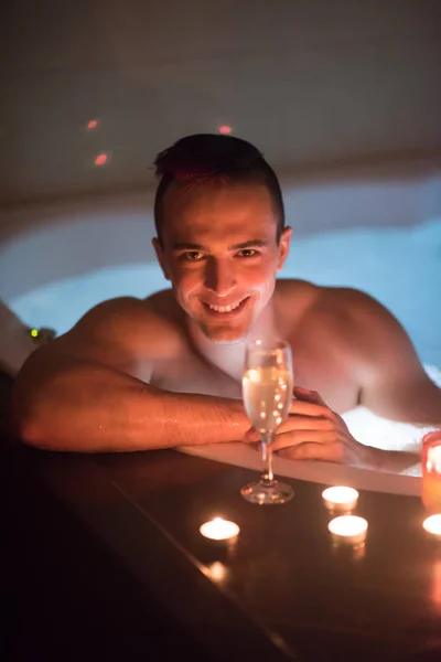 Homem relaxante no jacuzzi — Fotografia de Stock