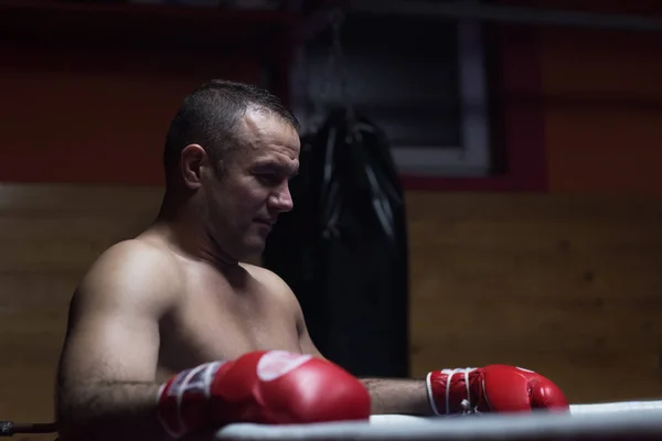 Köşedeki halatlar üzerinde dinlenme kick boks şampiyonu — Stok fotoğraf