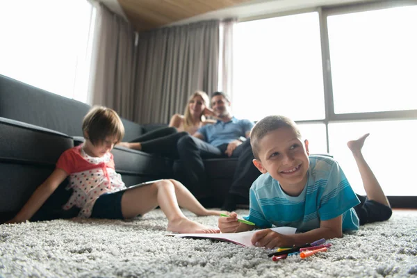 Jeune couple passe du temps avec les enfants — Photo