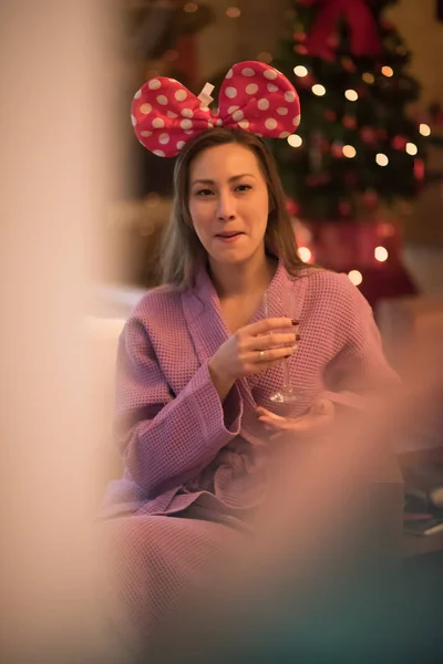 Vrouw drinken champagne in spa — Stockfoto