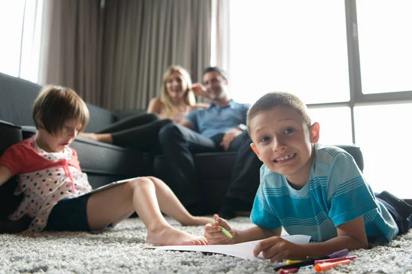 Jeune couple passe du temps avec les enfants — Photo