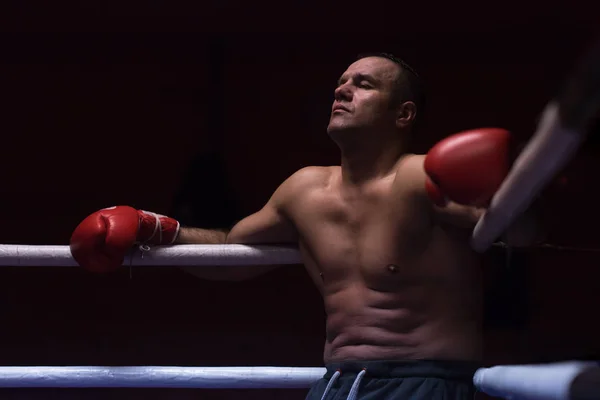 Kickboxer spočívající na lanech v rohu — Stock fotografie