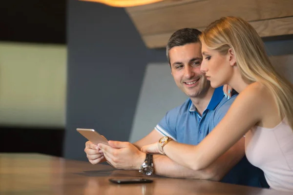 Casal usando tablet em casa — Fotografia de Stock