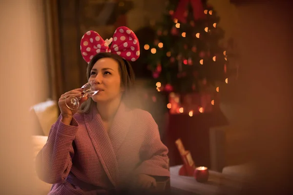 Vrouw drinken champagne in spa — Stockfoto