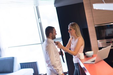 Genç bir çift için bir iş hazırlama ve bir dizüstü bilgisayar kullanarak