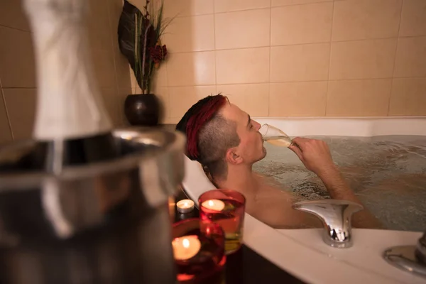 Homme relaxant dans le jacuzzi — Photo