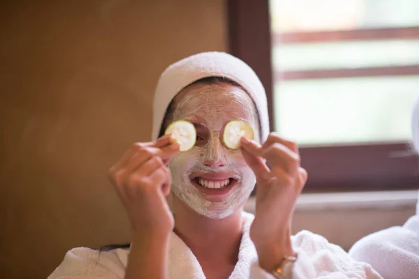 Kadın yüz kil maskesi Spa'da oluyor — Stok fotoğraf