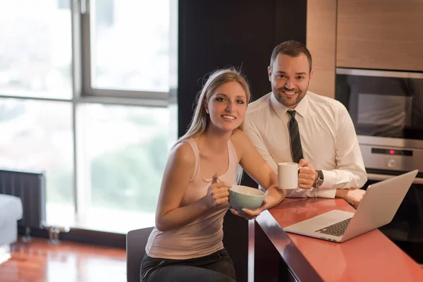 Een jong koppel is voorbereiden op een baan en het gebruik van een laptop — Stockfoto