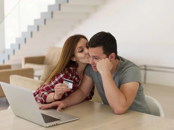 Feliz casal jovem compra online — Fotografia de Stock