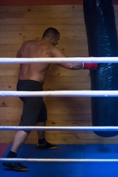 Kickboxer školení na boxovací pytel — Stock fotografie