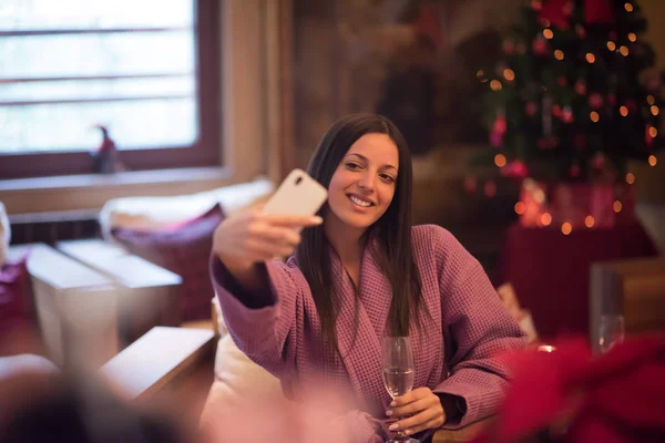 Vrouw drinken doen selfy in spa — Stockfoto