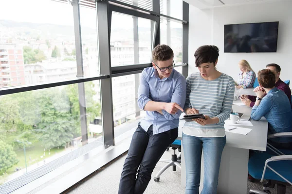 Dos Personas Negocios Que Usan Tabletas Preparándose Para Próxima Reunión — Foto de Stock