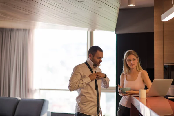 Um jovem casal está se preparando para um emprego e usando um laptop — Fotografia de Stock