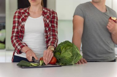 Mutfakta genç yakışıklı Çift