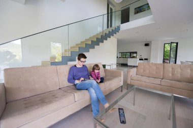 Anne ve sevimli küçük kızı tablet kullanma