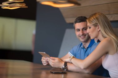 Evde tablet kullanan çift