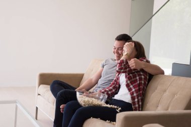 Genç ve yakışıklı çift boş zamanın tadını çıkarıyor.