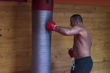 kick boks kum torbasına eğitim