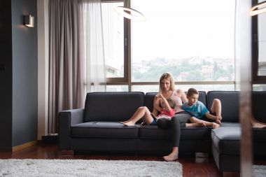 genç anne çocuklarla vakit