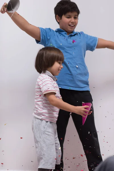 Glückliche Kinder Feiern Party Mit Konfetti Pusten — Stockfoto