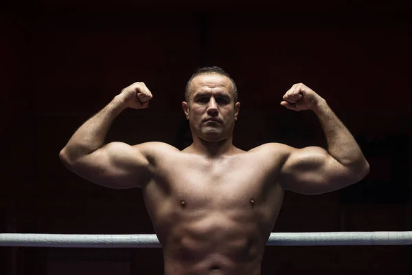 Portrét svalová profesionální kickboxer — Stock fotografie