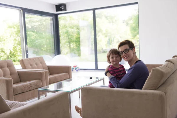 Mutter und süßes kleines Mädchen genießen ihre Freizeit — Stockfoto