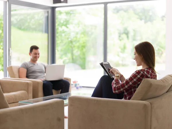 Par koppla av hemma med Tablet PC och bärbara datorer — Stockfoto