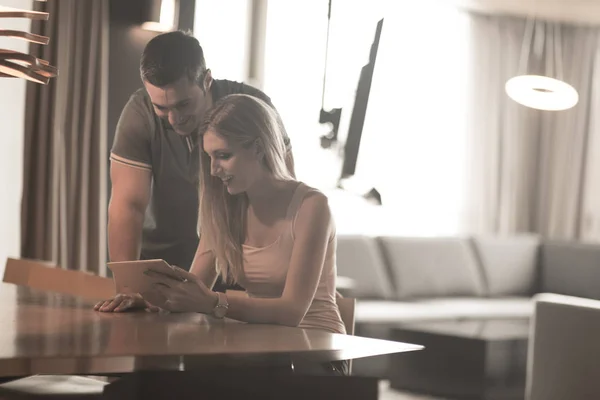 Pareja usando la tableta en casa —  Fotos de Stock