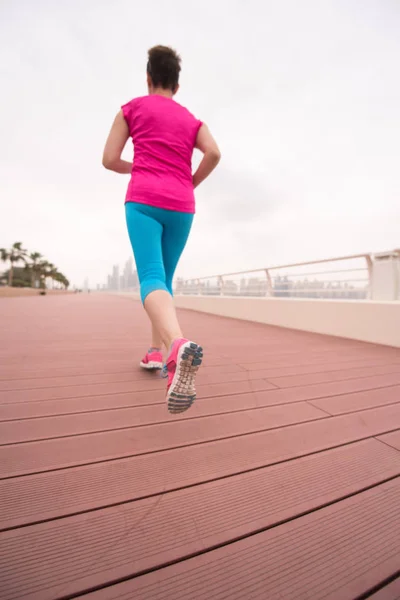 Mujer corriendo en el paseo marítimo — Foto de Stock