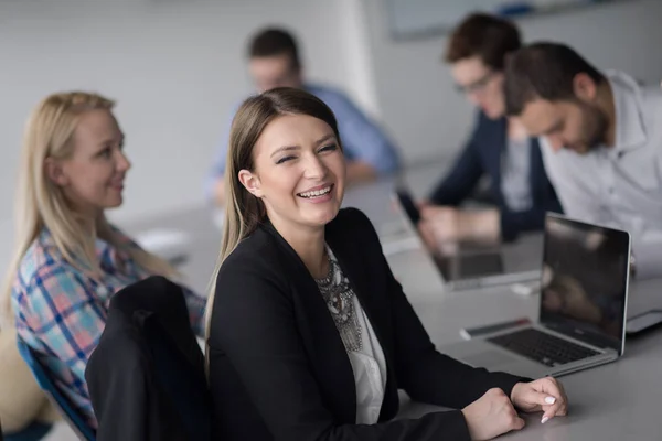 Grupo Empresarios Discutiendo Plan Negocios Oficina — Foto de Stock