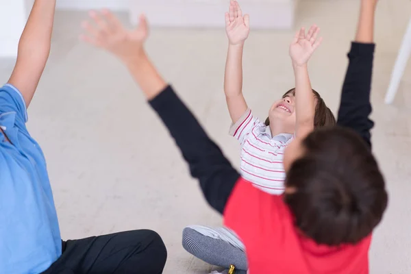 Jóvenes Felices Divirtiéndose Suelo Nuevo Hogar Moderno — Foto de Stock