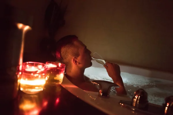 男人在按摩浴缸里放松 — 图库照片