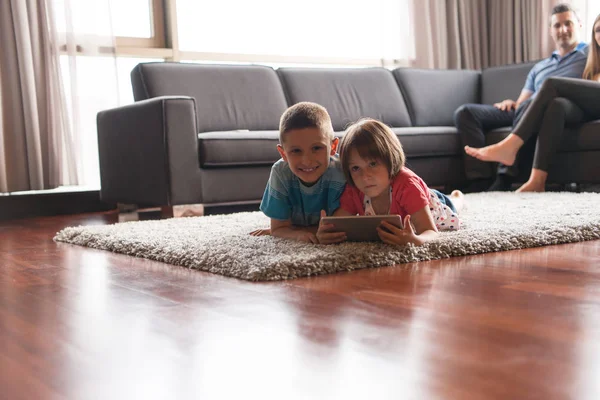 Coppia trascorrere del tempo con i bambini — Foto Stock