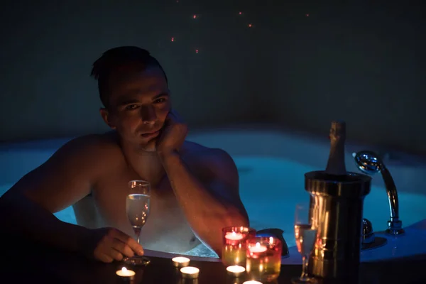 Homem relaxante no jacuzzi — Fotografia de Stock