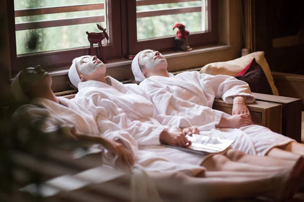 Mujeres está recibiendo máscara de arcilla facial en el spa —  Fotos de Stock