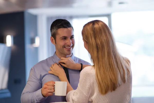 Ein junges paar bereitet sich auf einen job vor und benutzt einen laptop — Stockfoto