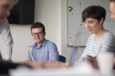 Modern ofis kurma ve yeni iş planı hakkında fikir alışverişinde bulunma