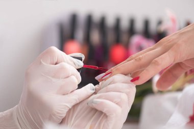 Kadın elleri manikür yaptırıyor.