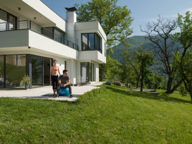 kadın ve kişisel antrenör egzersiz pilates topu ile yapmak