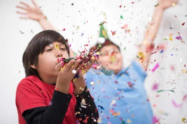 Niños soplando confeti —  Fotos de Stock