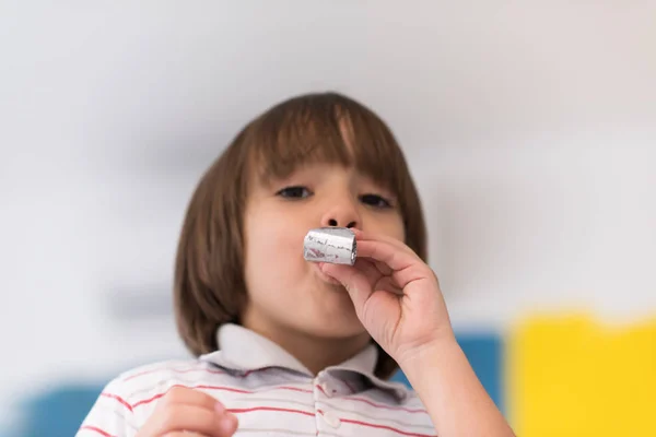 Ung Glad Pojke Som Har Roligt Och Blåser Ljudläggare — Stockfoto