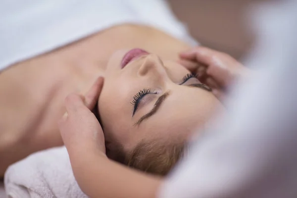 Mulher recebendo uma massagem na cabeça — Fotografia de Stock