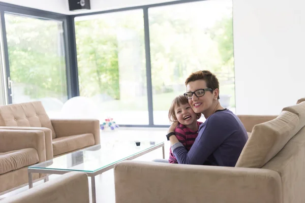 Moeder en schattig klein meisje genieten van hun vrije tijd — Stockfoto