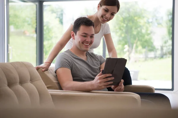 Casal relaxante em casa com computadores tablet — Fotografia de Stock